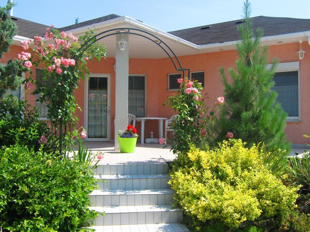 Apartment Feszek Apartmanhaz Vonyarcvashegy